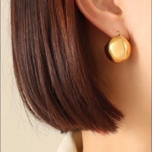 New!! Minimalist Golden Earrings. - Picture 5 of 7